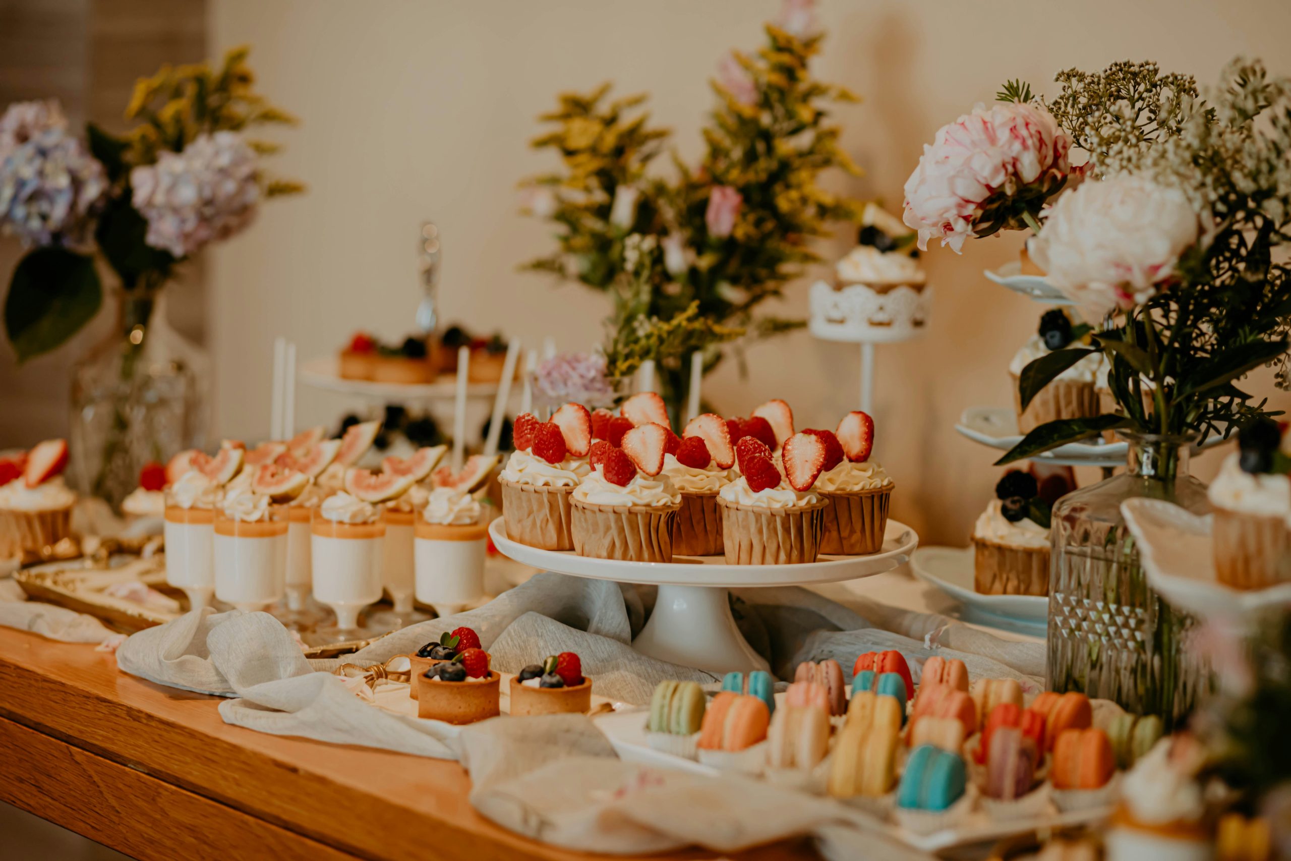 Cupcakes und süße Häppchen auf einer Etagere für die Bridal Shower