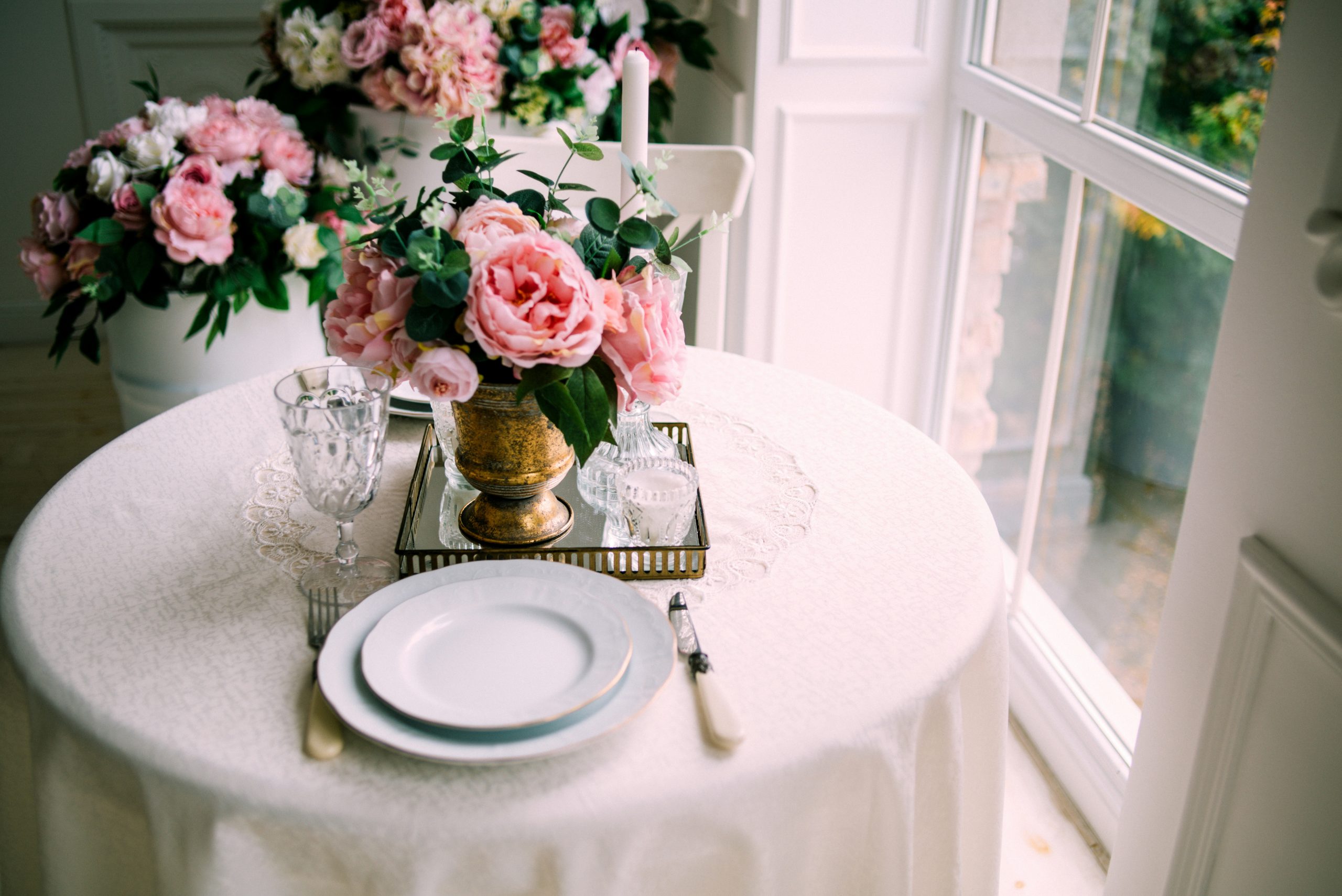 Elegant gedeckter Bridal-Shower-Tisch mit rosa Rosen