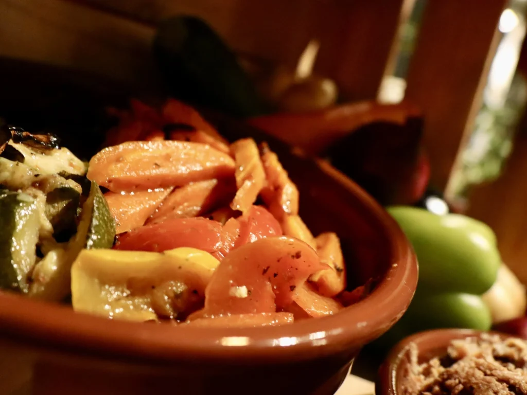 Schale mit gegrilltem Gemüse als Teil eines Antipasti-Buffets
