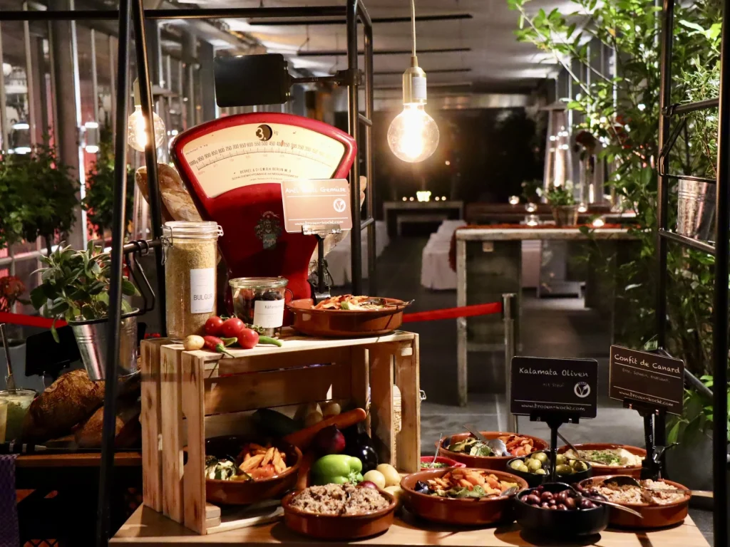 Catering-Buffet mit Brotkorb und antiker Waage als Dekoration