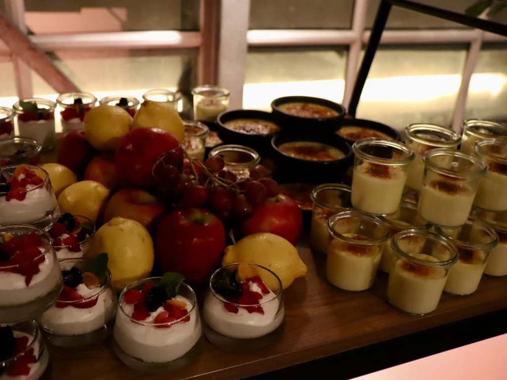 Dessert-Buffet mit frischen Früchten, Mousse-Gläsern und Crème Brûlée