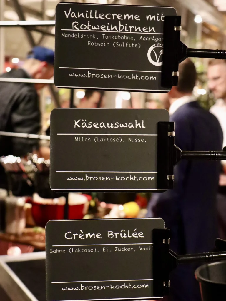 Schilder für Vanillecreme, Käseauswahl und Crème Brûlée am Dessert-Buffet