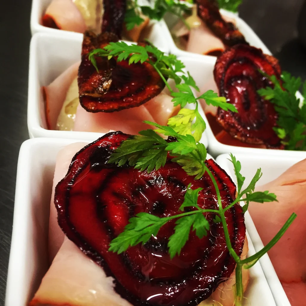 Fingerfood-Schälchen mit Rote-Bete-Röllchen, Schinken und Kerbel