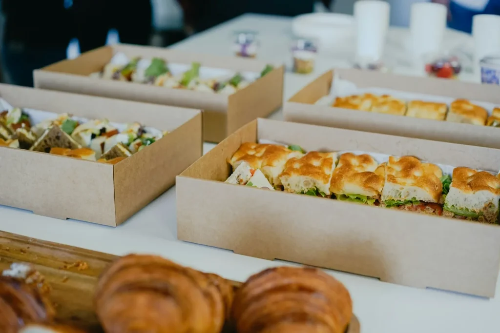 Frische Lunch Boxen für das Business Catering im Büro