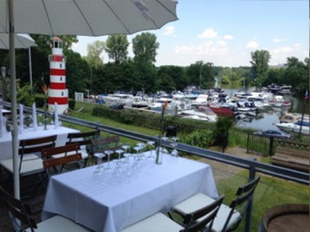 Eventlocation Rheinclub 297 in Düsseldorf-Lörick mit Blick auf den Rheinhafen
