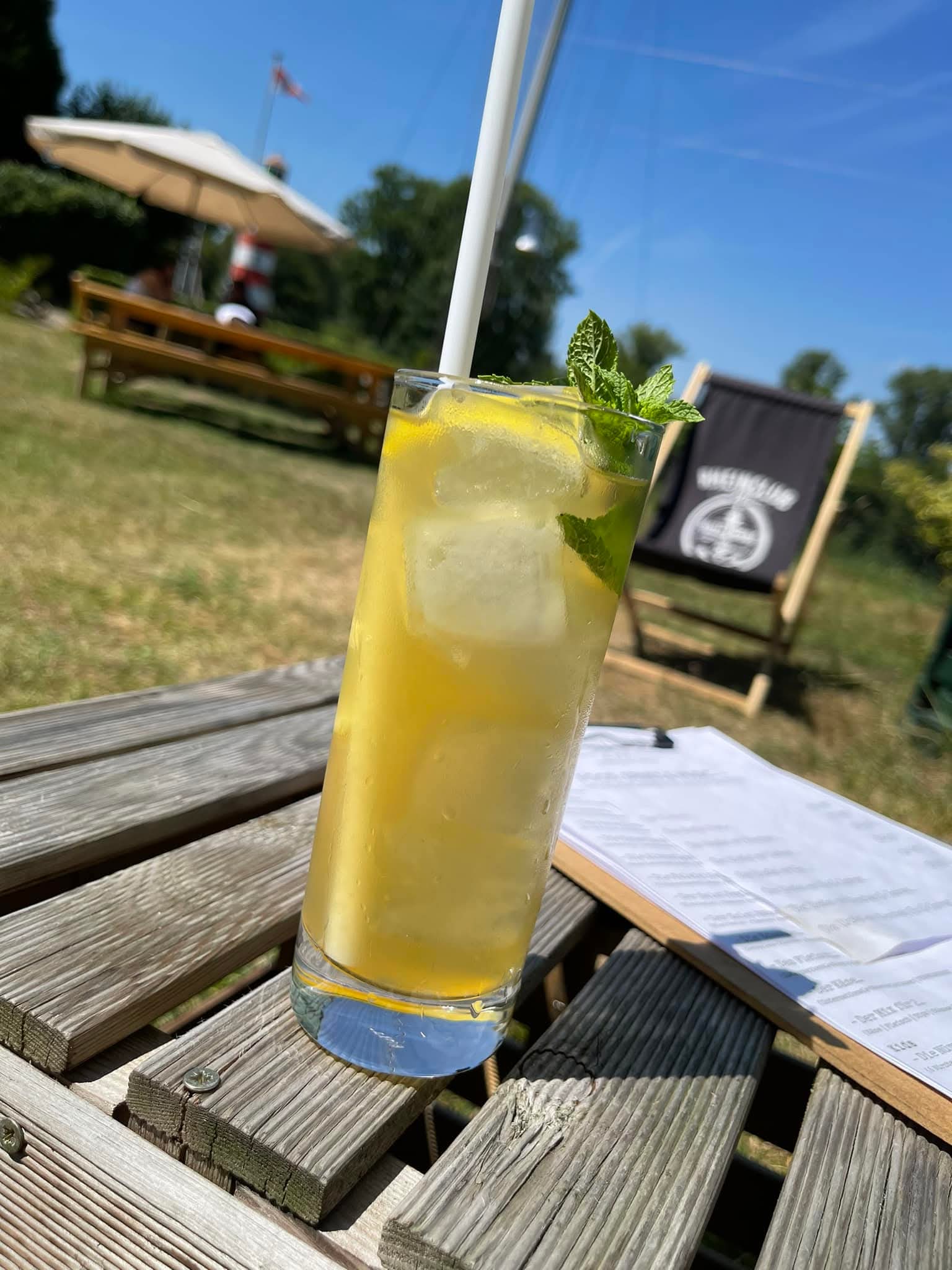 Erfrischungsgetränk mit Minze auf der Außenterrasse des Rheinclub 297 in Düsseldorf