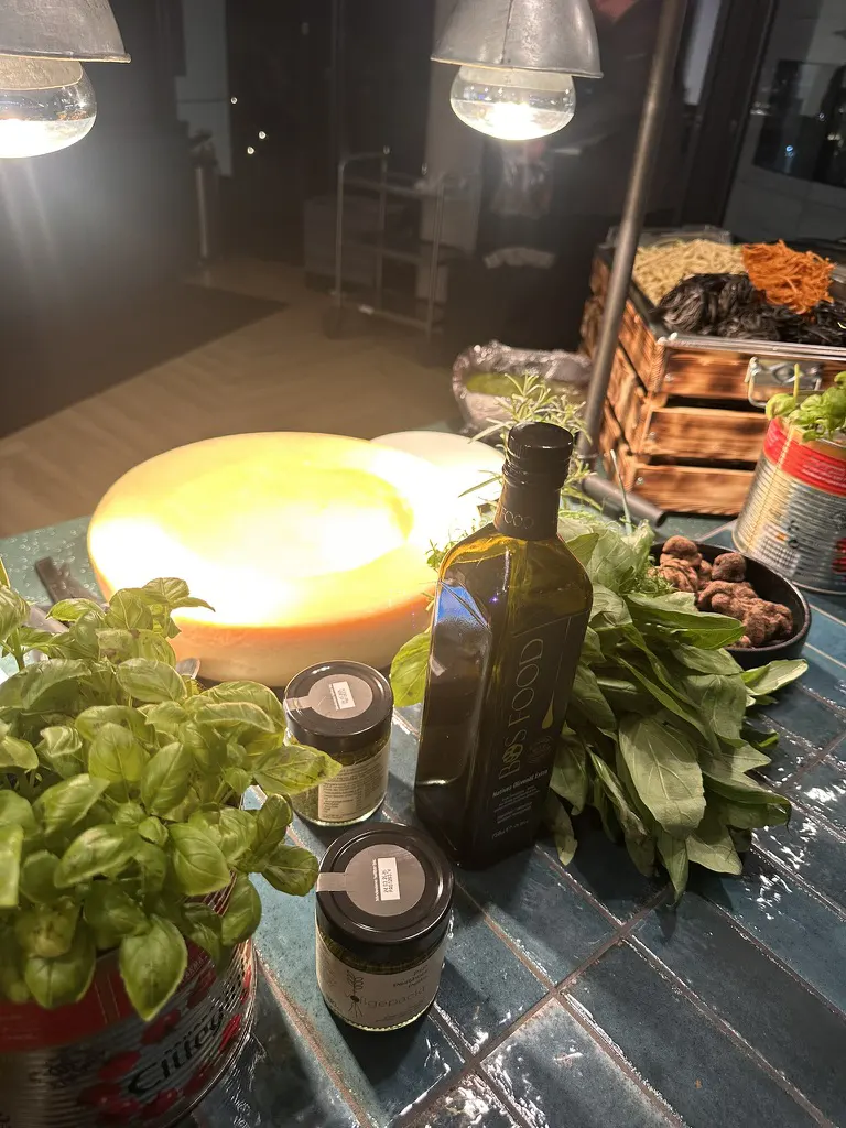 Live-Cooking-Station mit frischem Basilikum, Olivenöl und Zutaten beim Catering von BROSEN - KOCHT