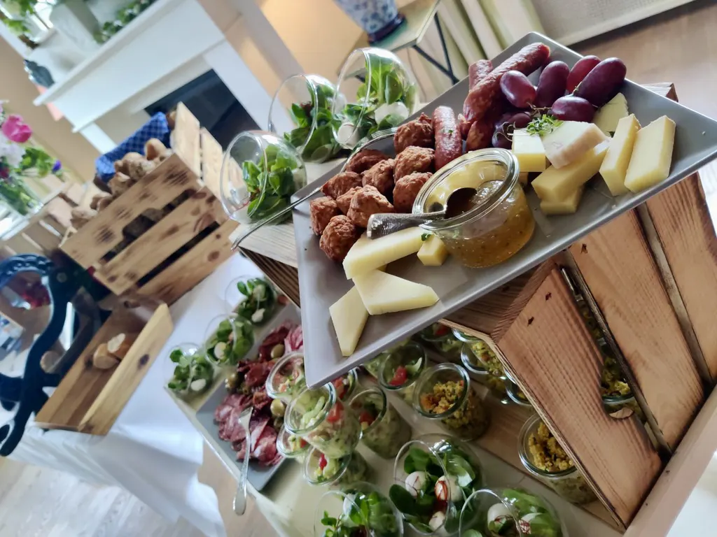 Herzhafte Kleinigkeiten mit Frikadellen, Würstchen und Käse auf einem Buffet