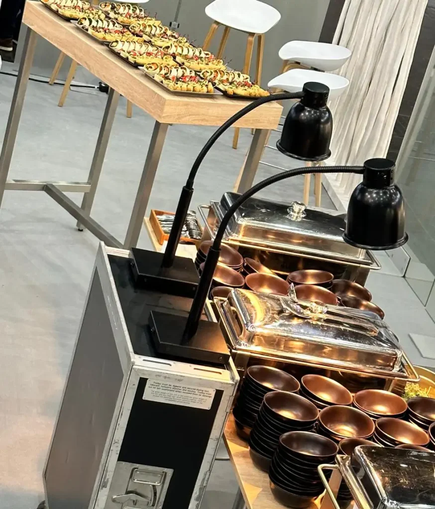 Mobile Catering-Ausstattung mit Wärmelampen, Chafing Dishes und Transport-Trolley